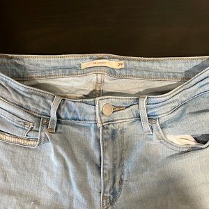 Levi’s 711 light wash skinny jeans